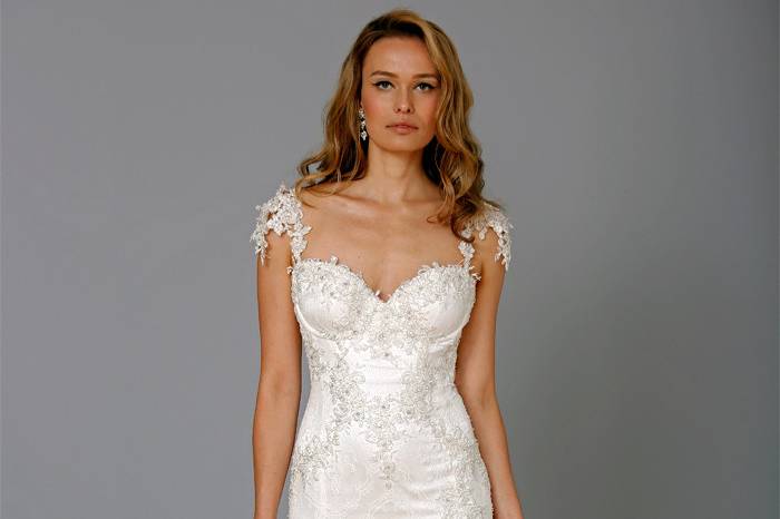 Sweetheart Mermaid Gown in Beaded Lace
This mermaid gown features a sweetheart neckline with in beaded lace. It has a chapel train and cap sleeves. This gown is Exclusive to Kleinfeld Bridal.
Style Number:32727307