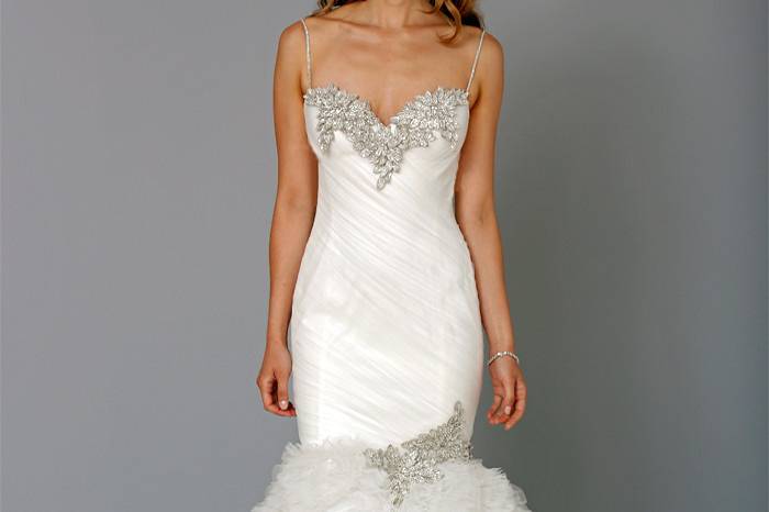 Sweetheart Mermaid Gown in Organza
This mermaid gown features a sweetheart neckline with a dropped waist in organza and beaded embroidery. It has a chapel train and spaghetti straps. This gown is Exclusive to Kleinfeld Bridal.
Style Number:32659955