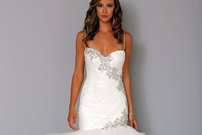 Sweetheart Mermaid Gown in Silk Organza
This mermaid gown features a sweetheart neckline with a dropped waist in silk organza and beaded embroidery. It has a chapel train and spaghetti straps. This gown is Exclusive to Kleinfeld Bridal.
Style Number:32744179