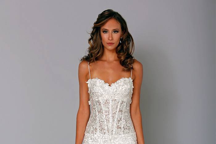 Sweetheart Mermaid Gown in Beaded Embroidery
This mermaid gown features a sweetheart neckline with a dropped waist in beaded embroidery and silk organza. It has a chapel train and spaghetti straps. This gown is Exclusive to Kleinfeld Bridal.
Style Number:32744187