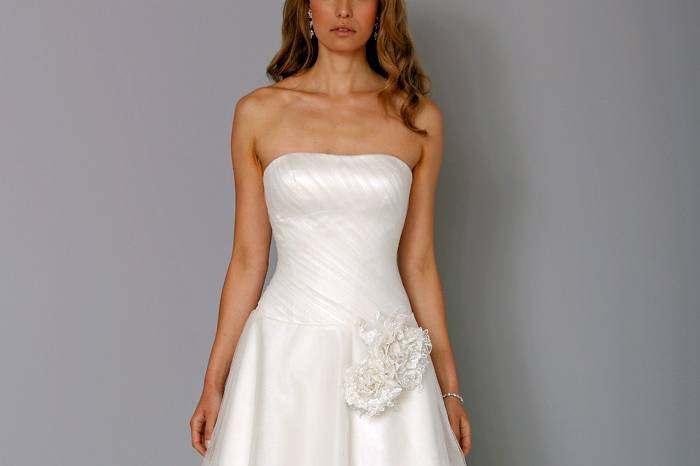 Strapless A-Line Gown in Silk
This a-line gown features a strapless neckline with a natural waist in silk. It has a chapel train. This gown is Exclusive to Kleinfeld Bridal.
Style Number:32729907