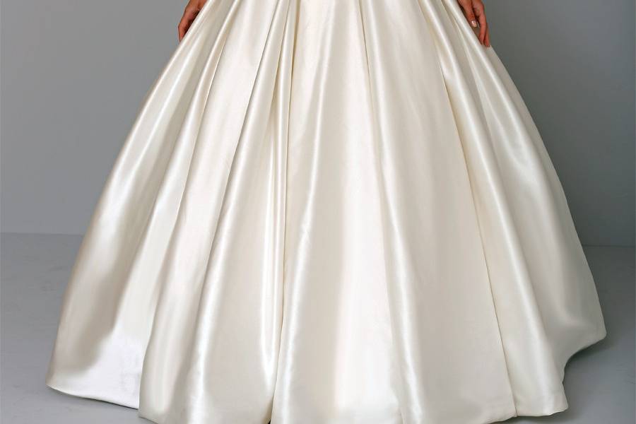 Sweetheart Ball Gown in Satin
This ball gown features a sweetheart neckline with a natural waist in satin and beaded embroidery. It has a chapel train. This gown is Exclusive to Kleinfeld Bridal.
Style Number:32744161