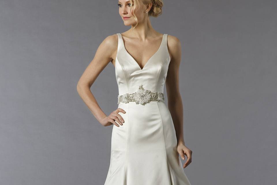 Danielle Caprese for Kleinfeld	Style	113057	<br>	Off White, V-neck fit and flare with belt