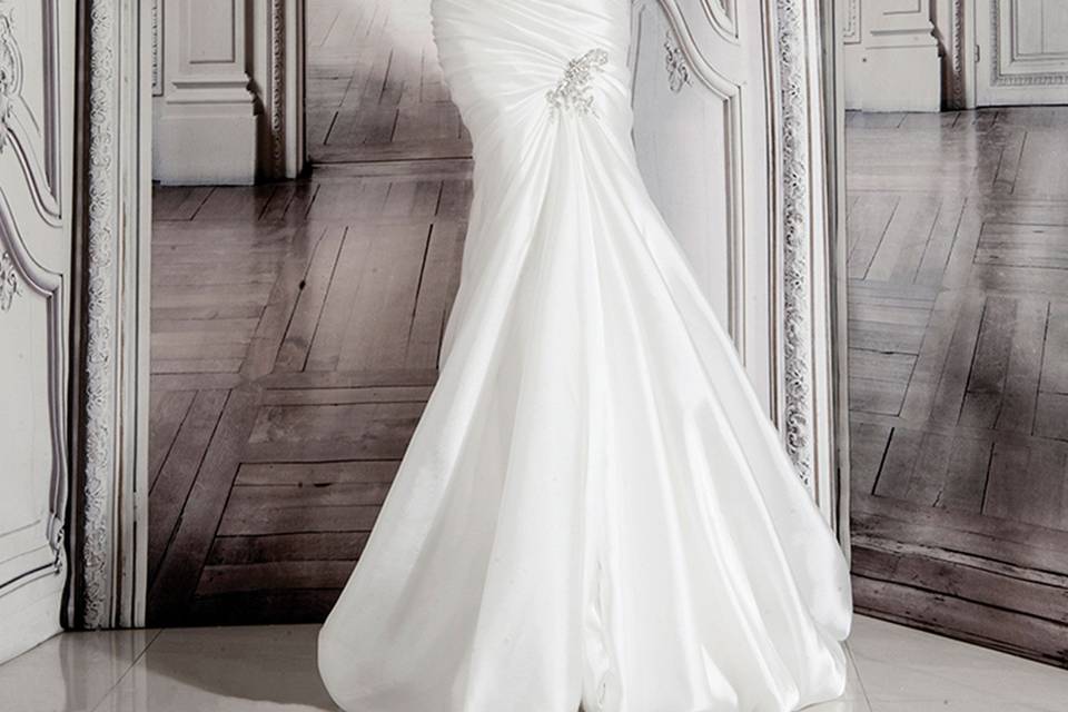 Pnina Tornai	Style	4300	<br>	Off white strapless sweetheart fit and flare with beaded embroidery .