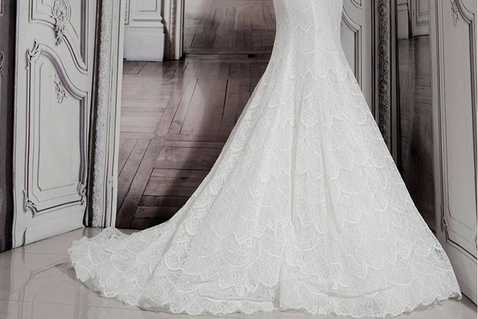 Pnina Tornai	Style	4291	<br>	Off white lace fit and flare with beaded embroidered sweetheart neckline.