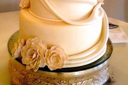 Simple wedding cake with drapes