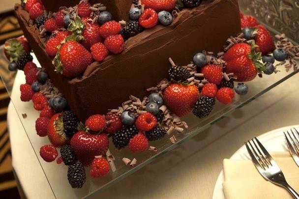 Chocolate cake with berries