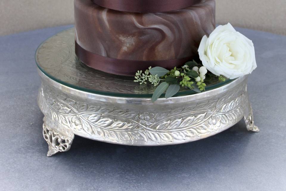 Chocolate cake with white flower design