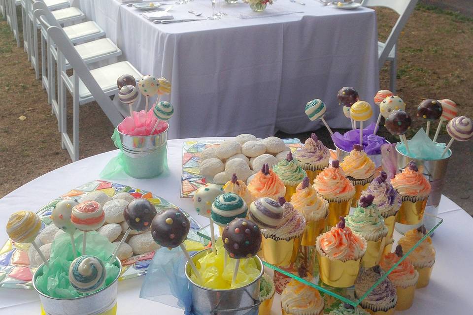 Cakepops and cupcakes