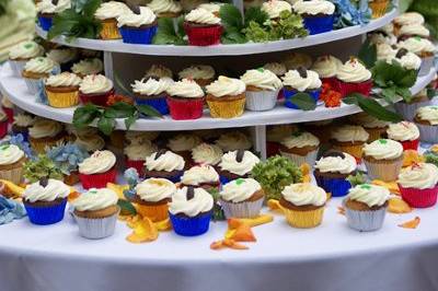 Cupcake tower featuring four flavors: Line, Chocolate Mint, Hummingbird & Red Velvet. Photo: Patricia Kantzos