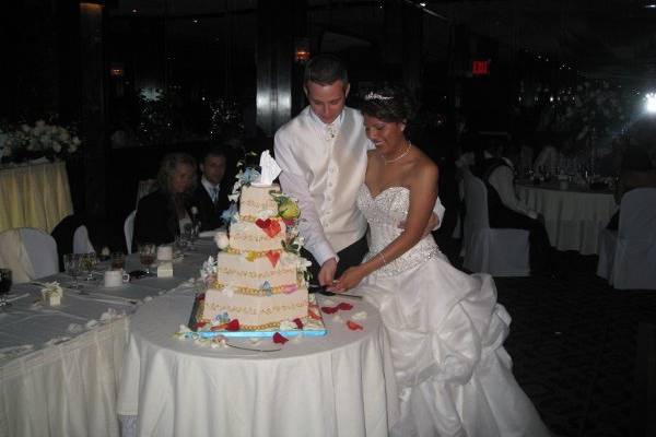 Wedding cake cutting