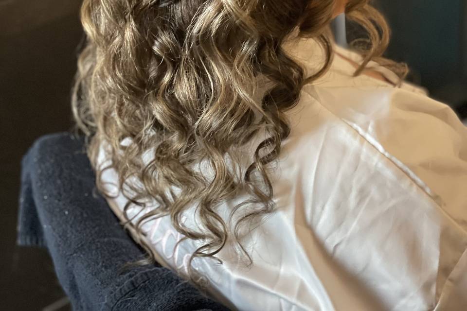 Soft curls on bride