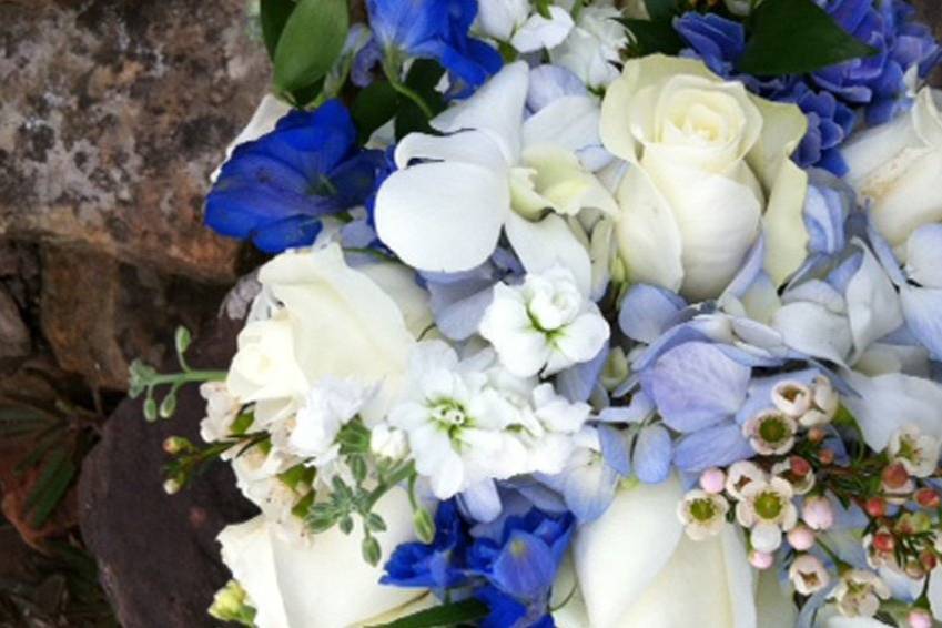 Blu qhite bouquet