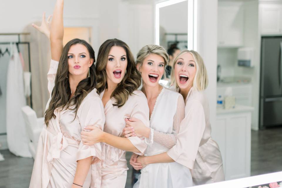 Bride with friends - photography: meredith benton
