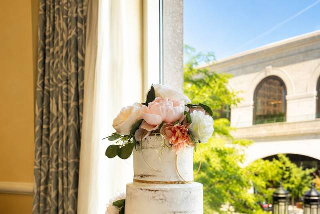 semi_naked_peach_floral_wedding_cake_2000px.jpg