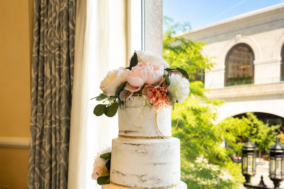 semi_naked_peach_floral_wedding_cake_2000px.jpg