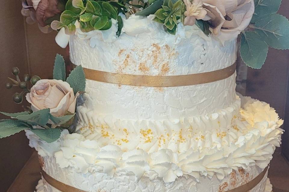 textured_white_floral_two_tier_cake_2000px.jpg