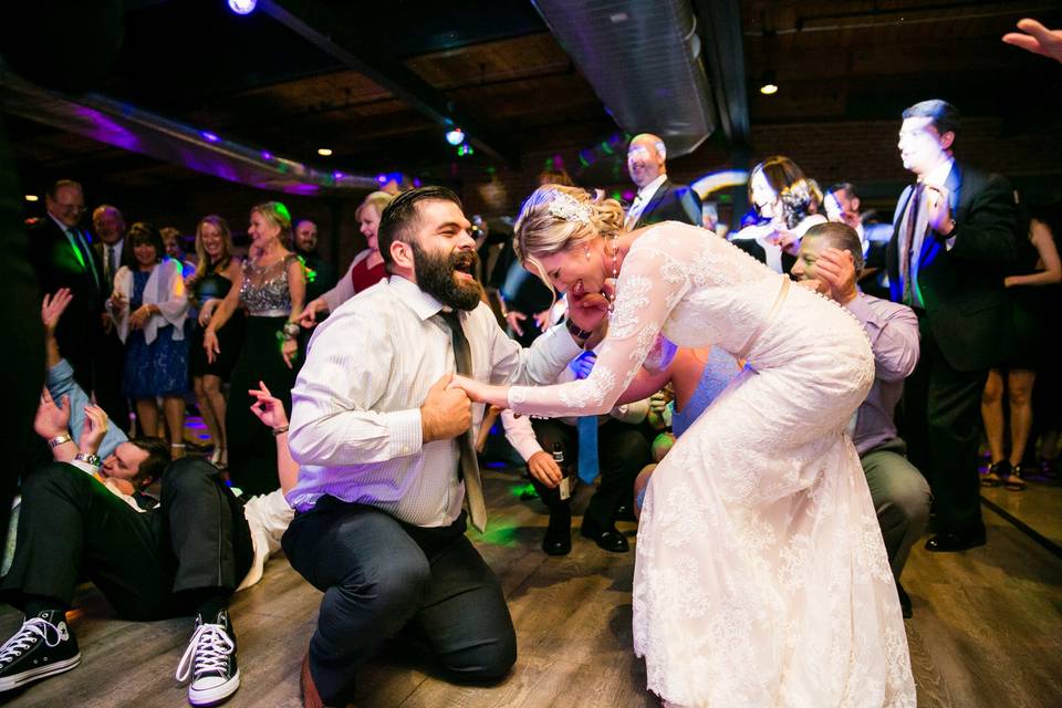 Newlyweds on the dance floor | STUDIO 1 PHOTOGRAPHY