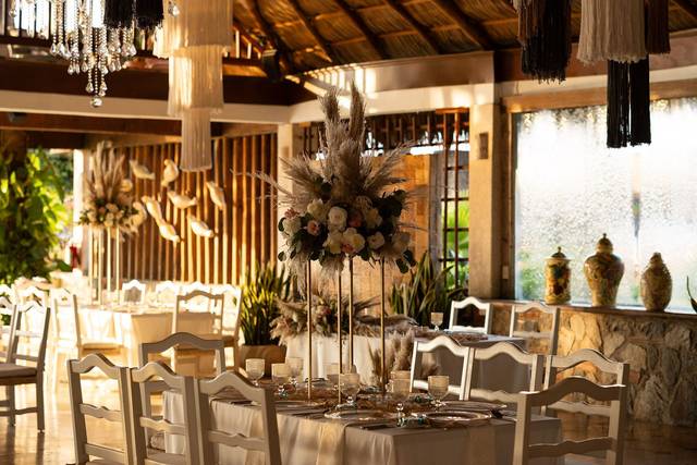 Event salon with chandeliers