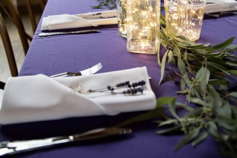 Table setting with white napkins