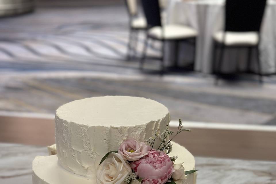 2-tiered wedding cake