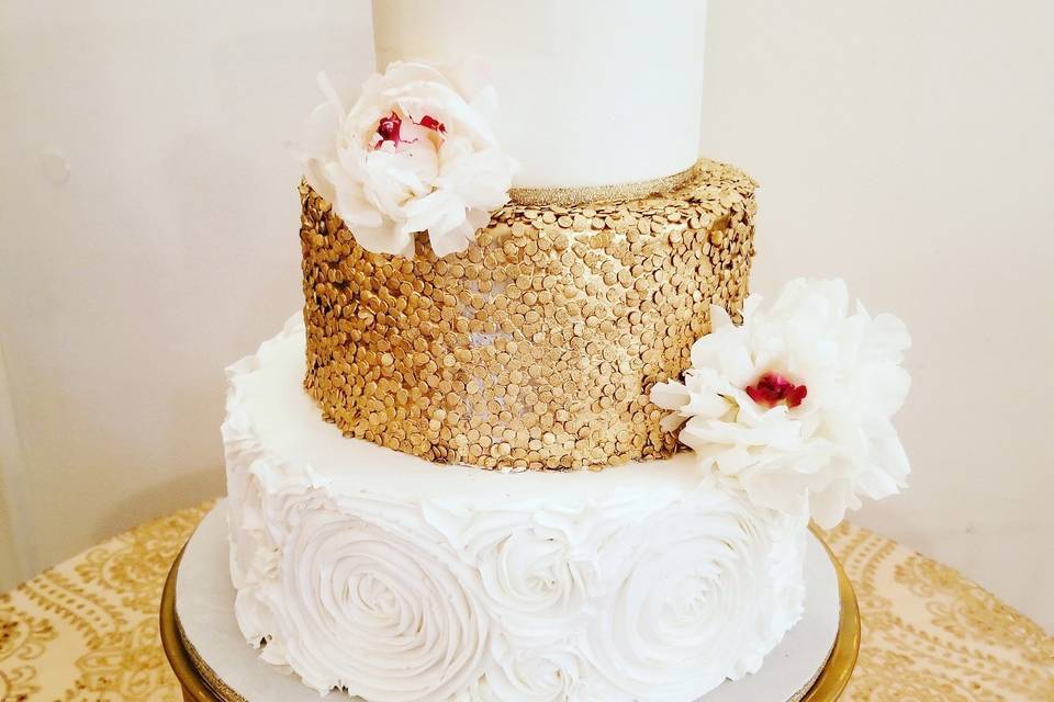 Wedding cake with bridal bouquet