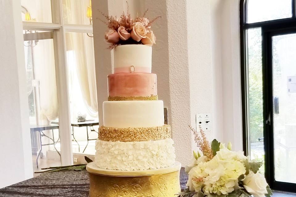 Wedding cake with bridal bouquet