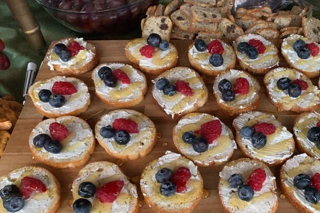 Crostini with berries