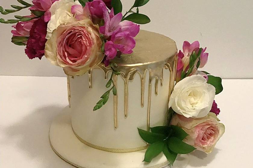 Fresh florals drip cake.