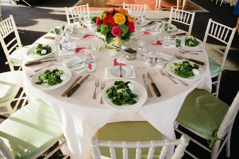 Table setting and centerpiece