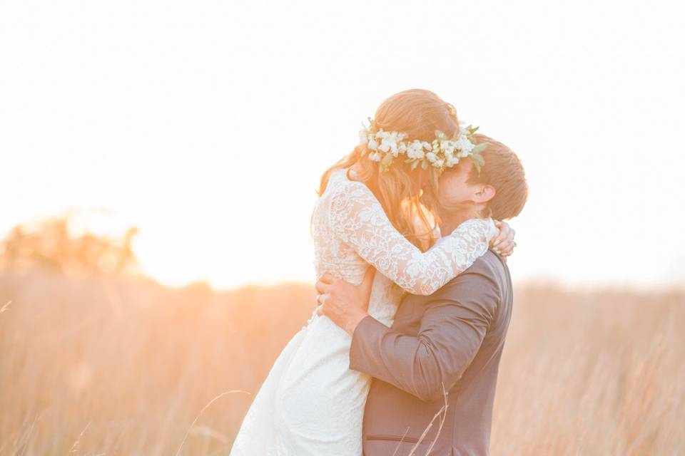 Couple kiss in the field