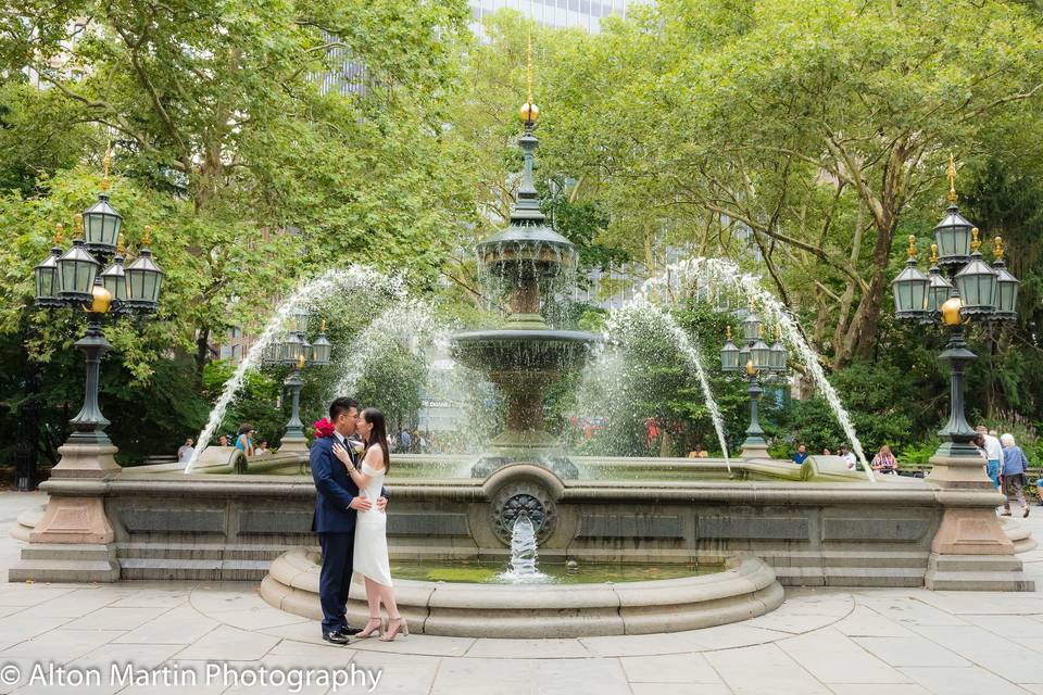 Alton martin wedding photography - Fountain kiss
