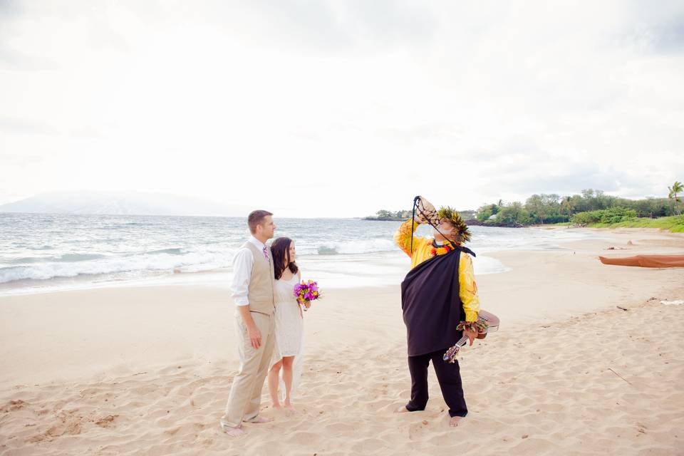 A Maui beach wedding at Maluaka Beach