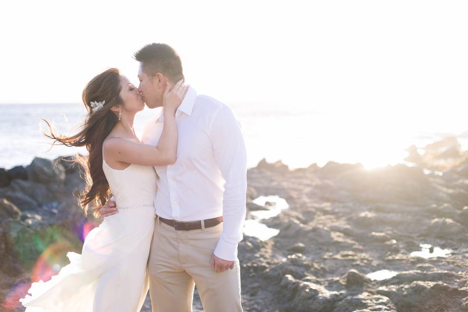 A Maui wedding kiss