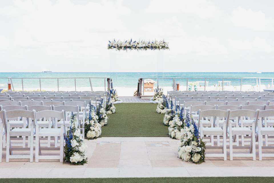 Blue and white low centerpiece