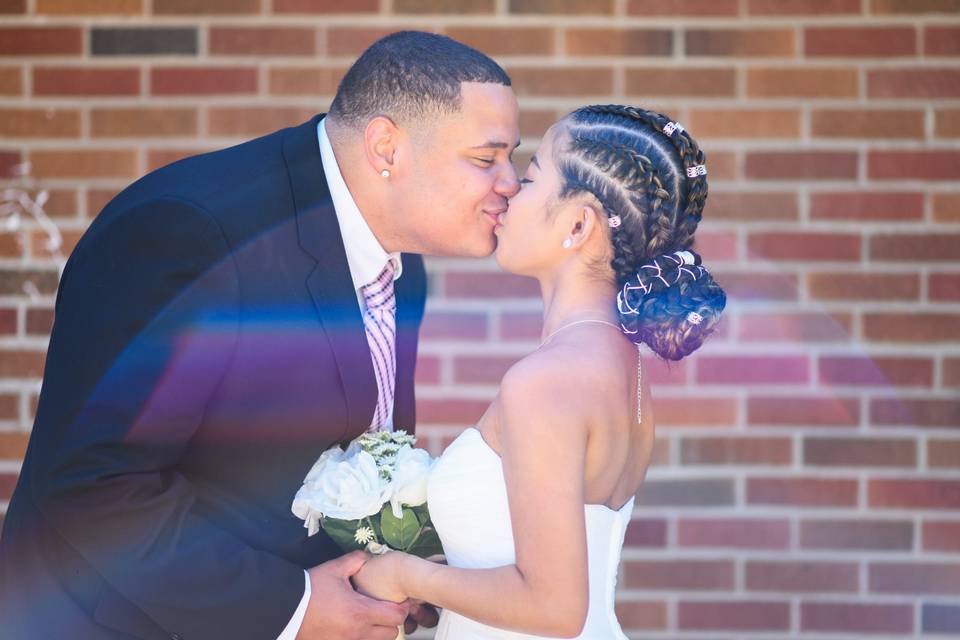 Newlyweds first kiss - Serenity Styles Weddings