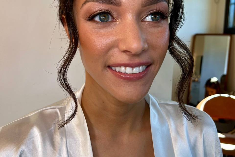 Glowy bridal makeup