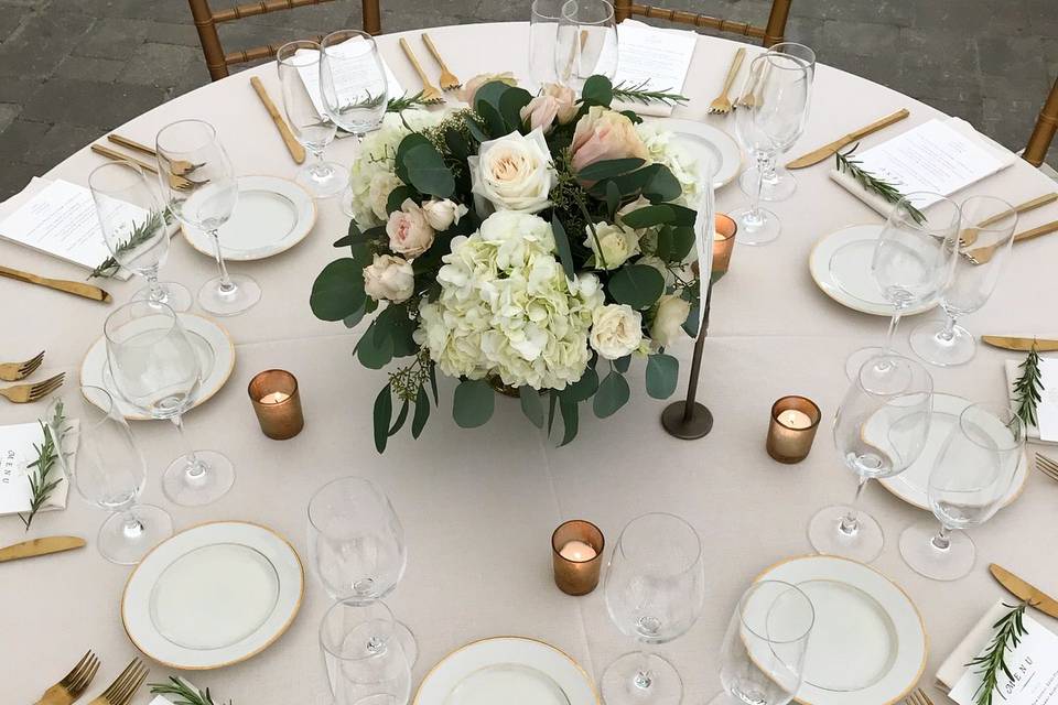 Round table centerpiece