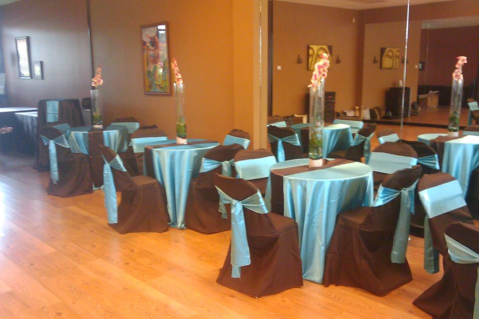 Blue table linens and black runners