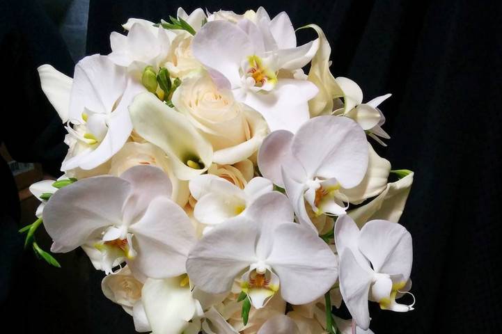 Simple white bouquet