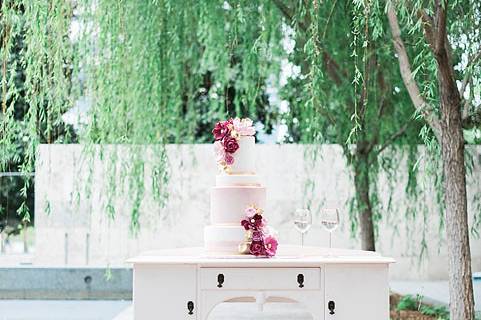 Pink Buffet perfect for your beautiful wedding cake