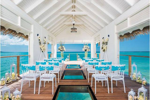 Wedding over blue waters