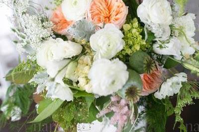 White and peach bouquet