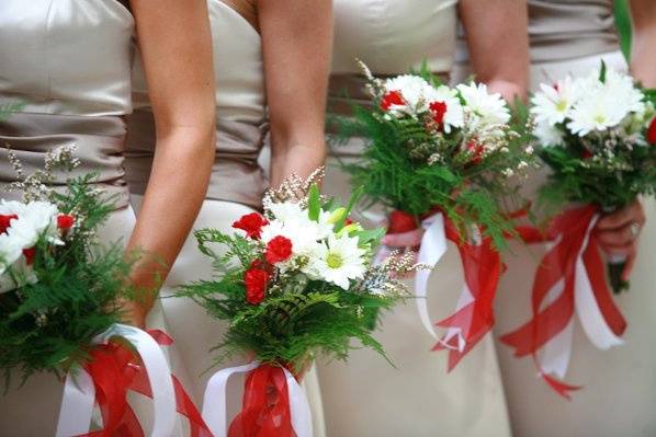 Daisy and Mini Carnation Cluster bouquets