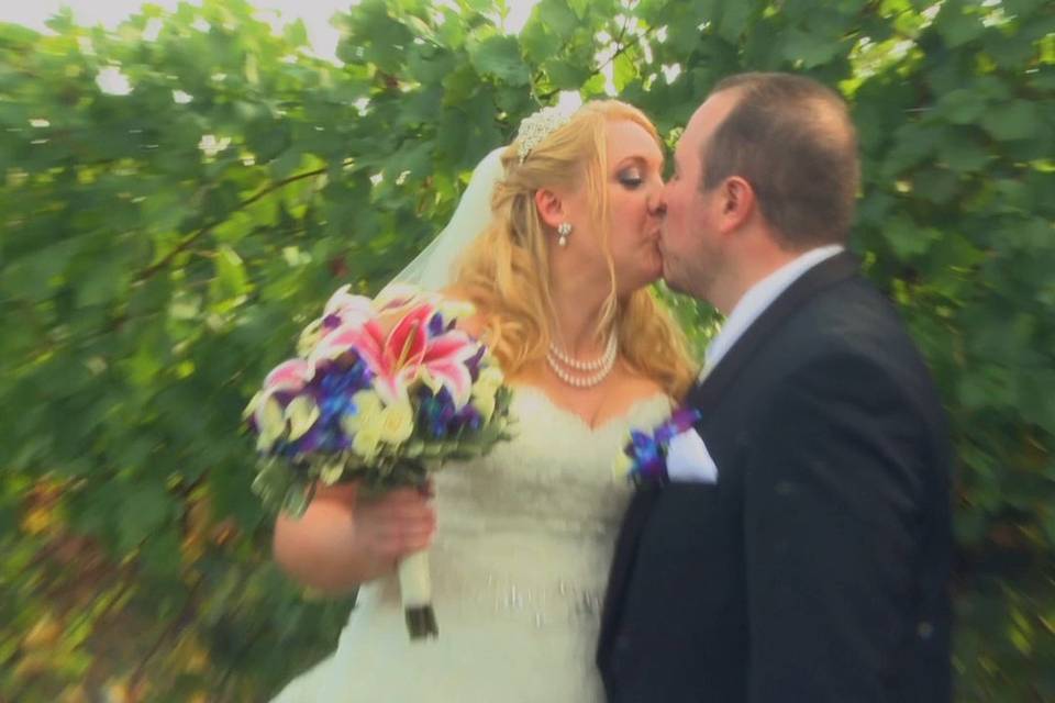 Kiss amid the green - Videography by Matt