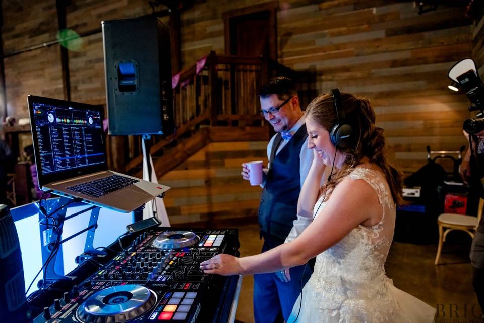 Bride groom DJ