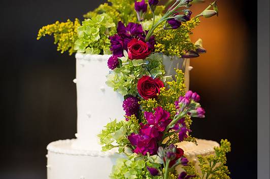 Flower decorations on wedding cake