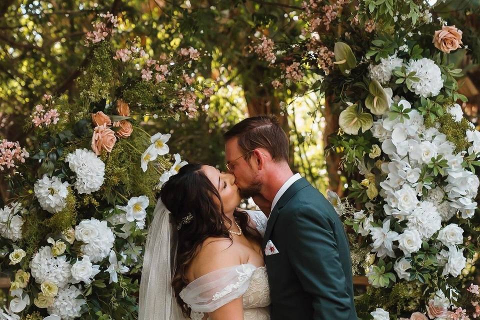 Dusty Rose arch kiss