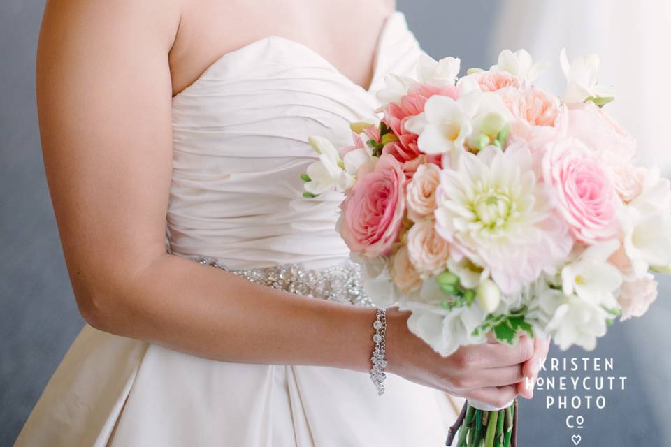 White and peach bouquet