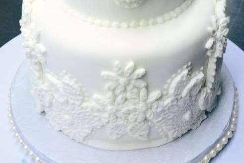 White cake with patterned pumping